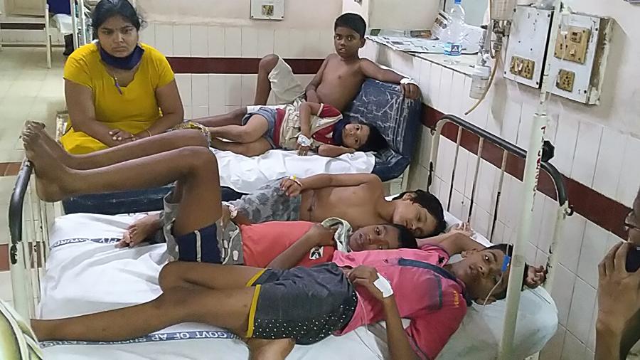 Crianças afetadas por vazamento de gás na Índia foram levadas para hospital em Visakhapatnam - AFP