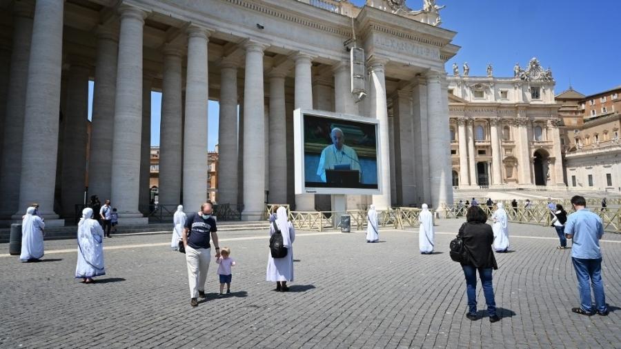 24.mai.2020 - Fiéis acompanharam a oração transmitida via streaming da Biblioteca do Palácio Apostólico - Alberto Pizzoli/AFP