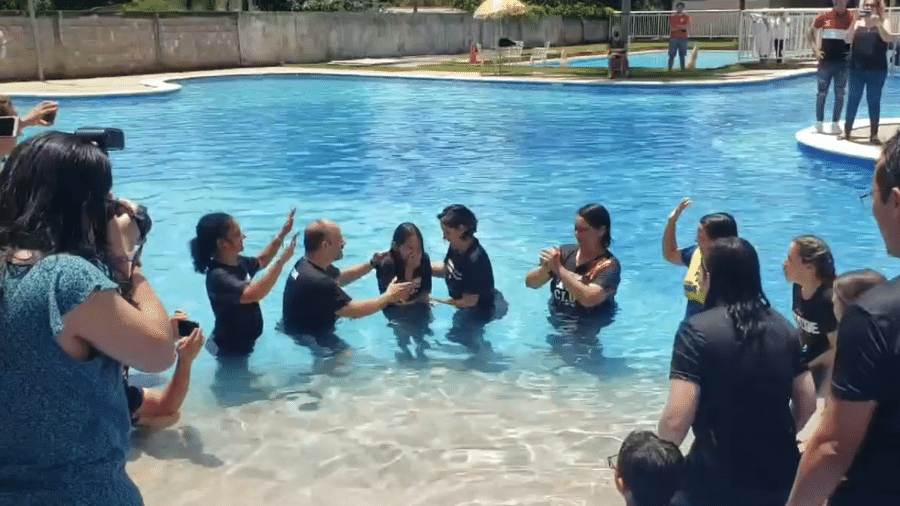 Presidente filmou cerimônia em que Laura foi batizada com o apoio da mãe - Crédito: Reprodução/Facebook/Jairmessiasbolsonaro