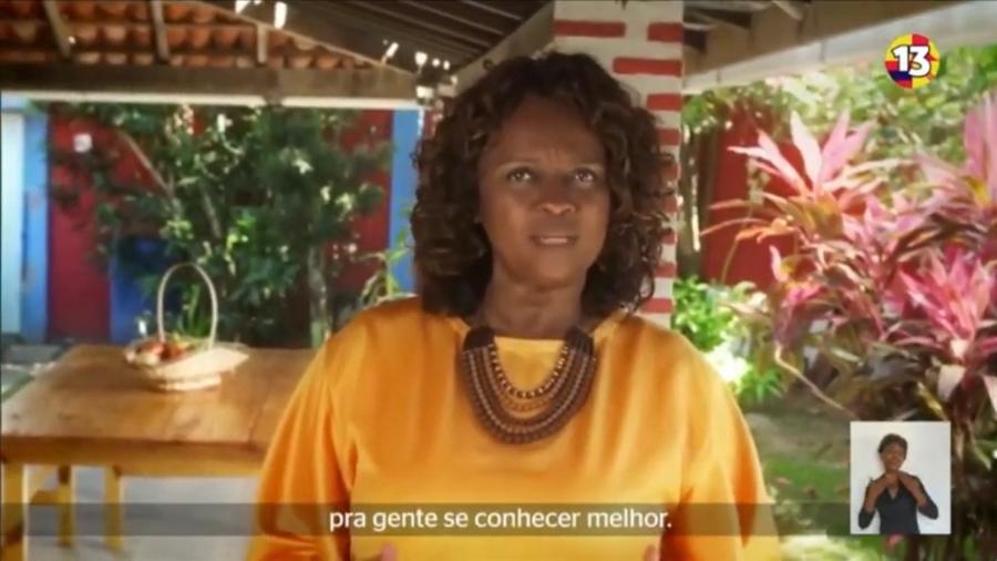 Major Denice (PT), candidata a prefeita de Salvador, no programa da propaganda eleitoral na TV, no quintal de sua casa  - Reprodução da TV