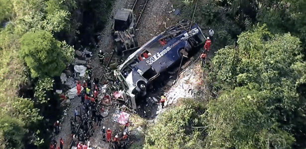 Ônibus cai de viaduto em João Monlevade (MG)