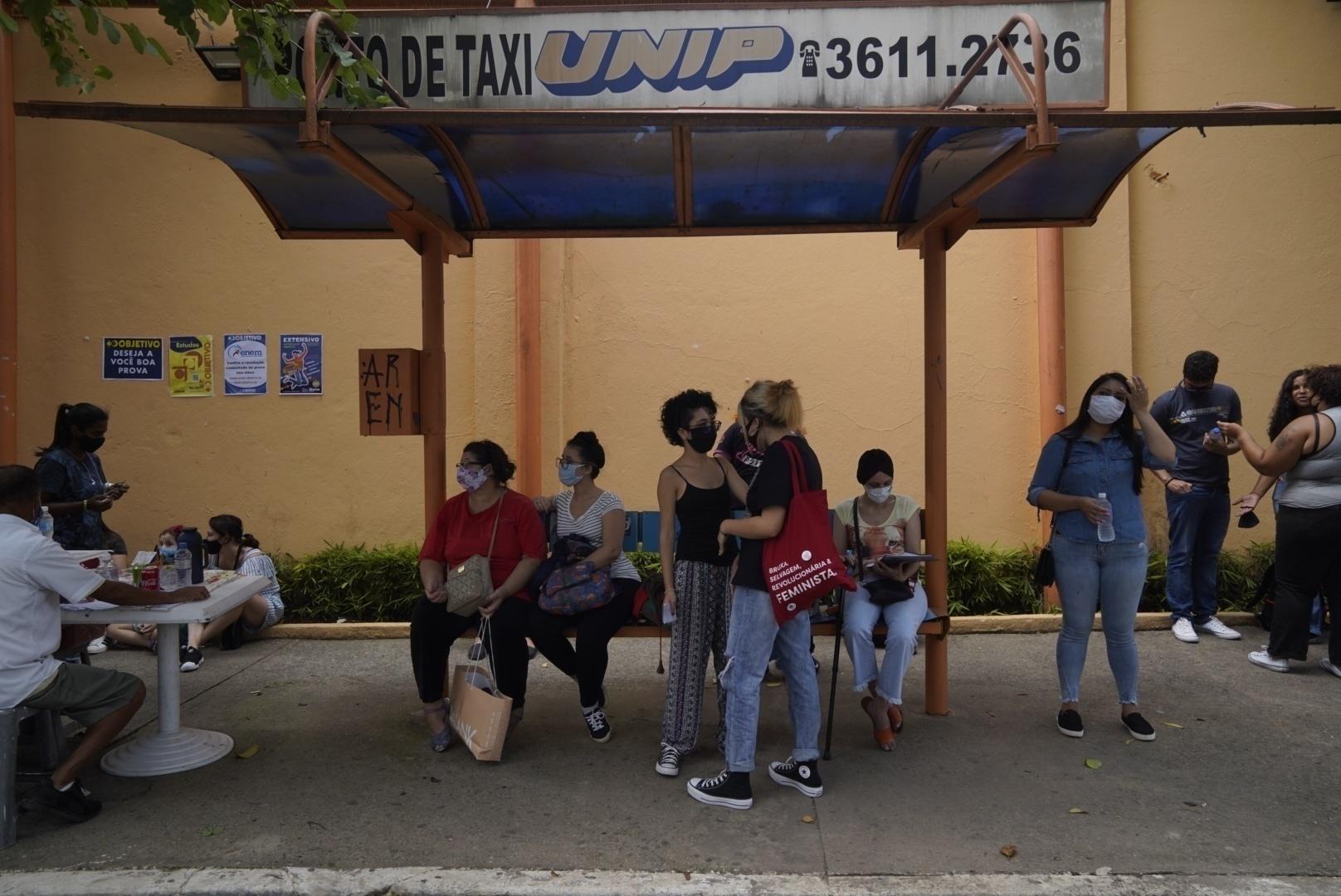 Alunos chegam para fazer o 1º dia do Enem impresso em faculdade da zona oeste de São Paulo - André Porto/UOL