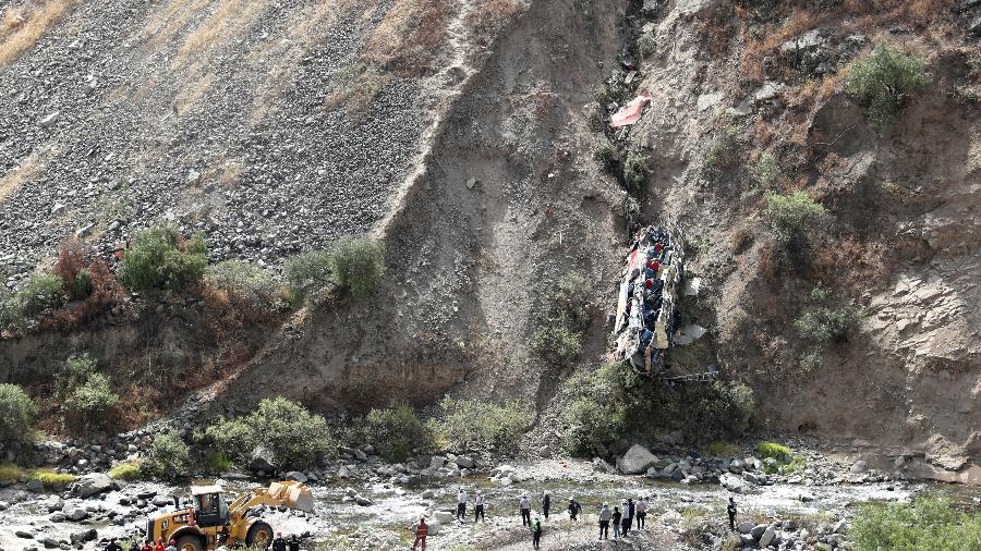 Local onde um ônibus caiu em um penhasco em Matucana, no Peru. Pelo menos 33 pessoas morreram e 20 ficaram feridas - REUTERS/Sebastian Castaneda