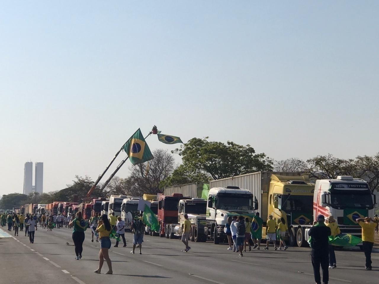 7.set.2021 - Manifestantes chegam para atos de apoio ao governo do presidente Jair Bolsonaro (sem partido), em Brasília - Lucas Valença/UOL
