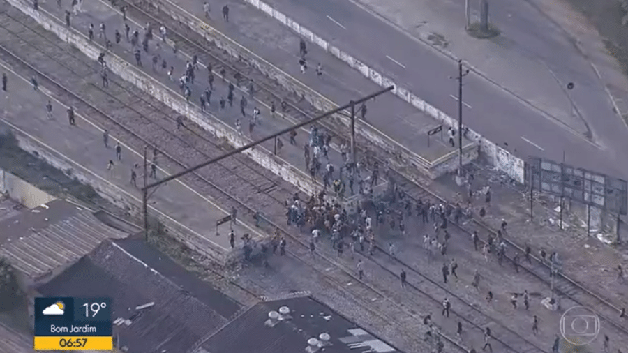 Passageiros andam pela linha férrea após trem atingir uma pessoa no Rio de Janeiro - Reprodução Bom Dia Rio