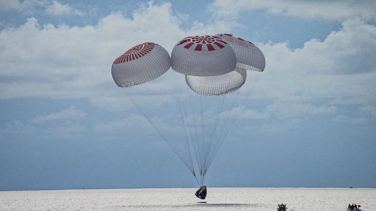  Cápsula Dragon, da missão Inspiration4 da SpaceX, pousa no Oceano Atlântico - Reprodução/Twitter - Reprodução/Twitter