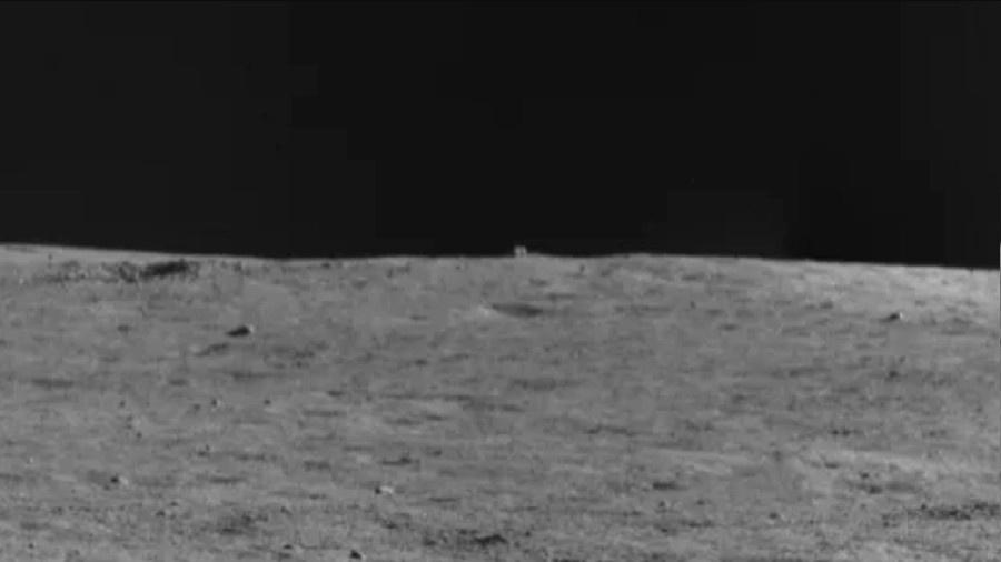 Imagem feita pelo rover Yutu 2 mostra objeto misterioso em solo lunar - Divulgação/China National Space Administration (CNSA)