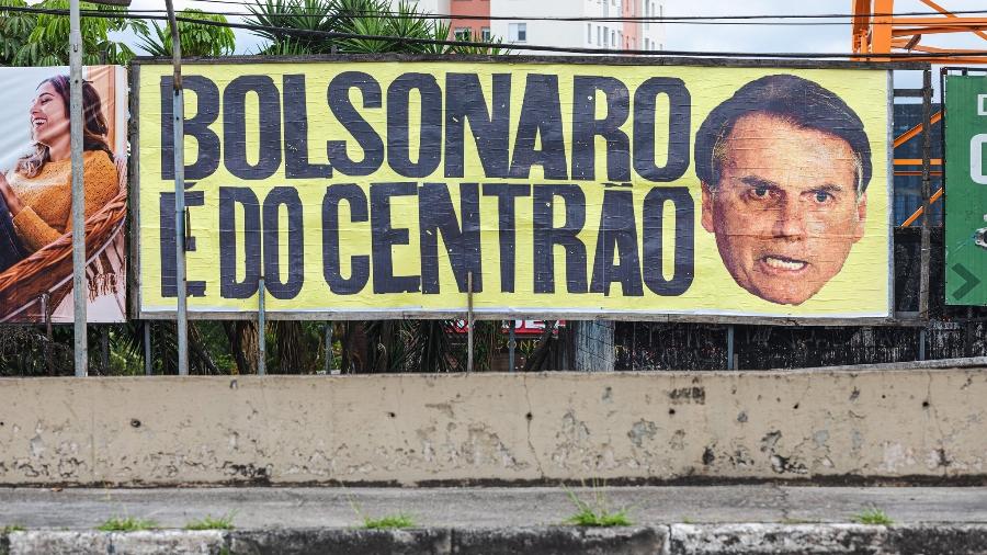 Outdoor com a frase "Bolsonaro é do centrão" e foto do presidente é instalado em São Paulo - Reprodução/Twitter/@spforabolsonaro