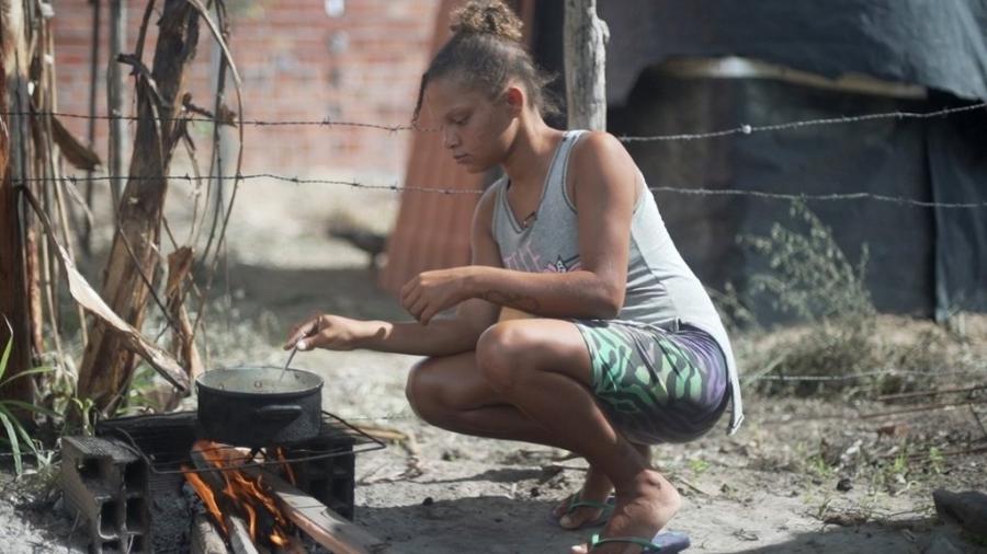 Com gás a R$ 110, Jamile Carvalho cozinha usando pedaços de madeira - FELIX LIMA