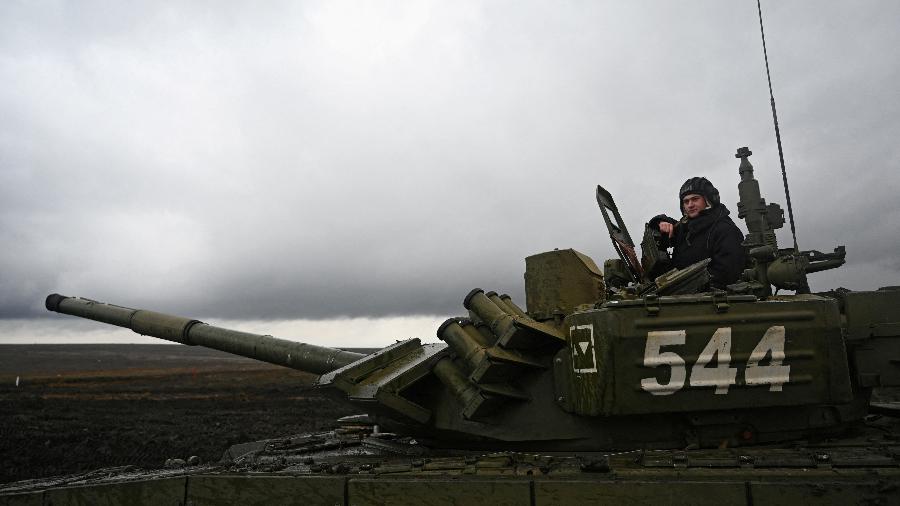 Tanque russo durante exercício militar na região de Rostov, na fronteira com a Ucrânia - Sergey Pivovarov/Reuters