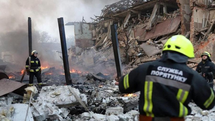 Alvos civis foram alvo de bombardeios russos na cidade de Dnipro, no centro da Ucrânia - AFP