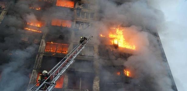 15.mar.22 - Bombeiros tentam controlar fogo em prédio residencial em Kiev