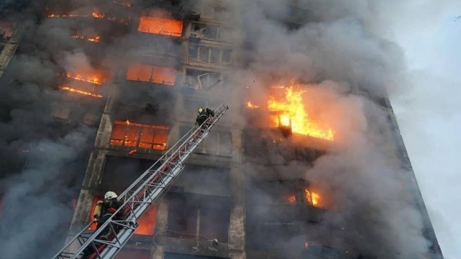 15.mar.22 - Bombeiros tentam controlar fogo em prédio residencial de 15 andares em Sviatoshynskyi, na capital Kiev - Governo da Ucrânia/Divulgação