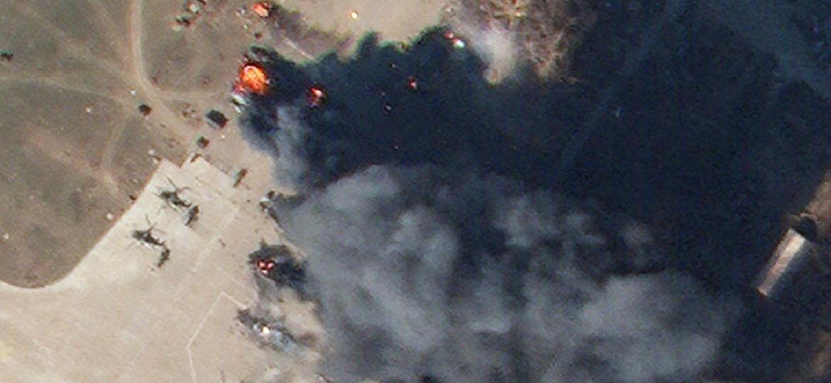 Imagem de satélite mostra ataque ucraniano que destruiu pelo menos três helicópteros da Rússia no aeroporto de Kherson - Reprodução/Planet Labs/CNN.com