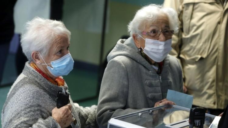 One challenge for Macron will be to implement pension reform, which envisions gradually increasing the minimum age from the current 62 to 64 or 65 - EPA - EPA