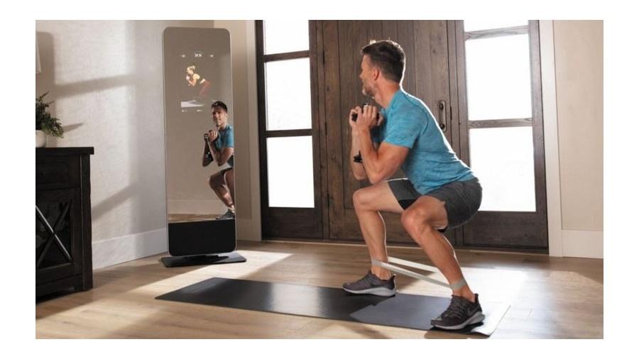 Homem se exercita com espelho fitness inteligente - Só BBC
