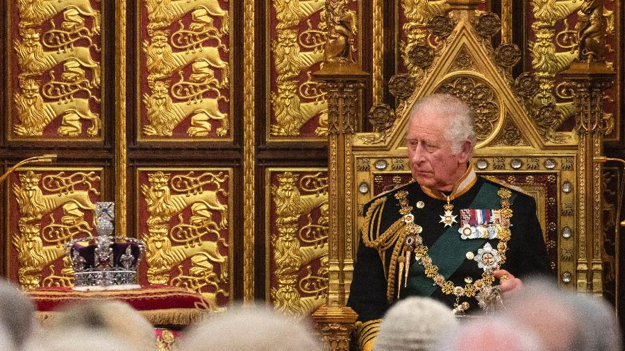 10 mai. 2022 - Então príncipe, o rei Charles olha para a Coroa Imperial do Estado enquanto faz o discurso da rainha na Câmara dos Lordes, em Londres, Reino Unido - Dan Kitwood/Pool/AFP