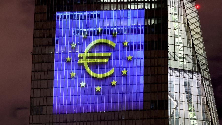 Iluminação no edifício-sede do Banco Central Europeu com logotipo da zona do euro - REUTERS/Wolfgang Rattay