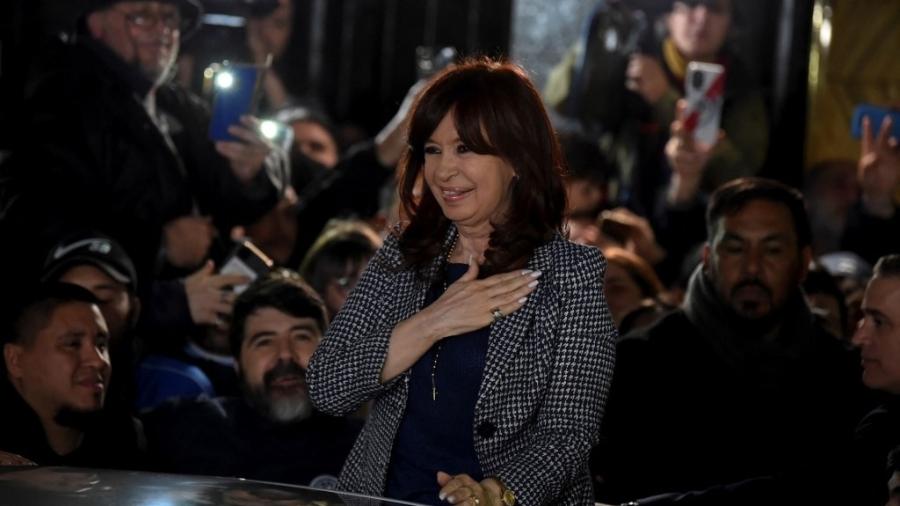 Vice-presidente da Argentina, Cristina Kirchner, com apoiadores do lado de fora de sua casa no dia 29 de agosto - LUIS ROBAYO/AFP