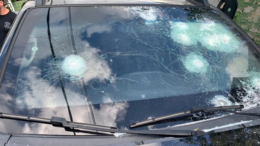 Carro da PF danificado após tiros disparados por Roberto Jefferson - Reprodução/Redes sociais