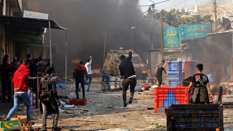 Palestinos lutam contra soldados israelenses na cidade de Nablus - Zain Jaafar/AFP