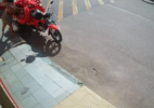MG: Câmera flagra mulher furtando botijão de gás de triciclo de entregador - Reprodução/Redes Sociais