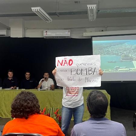 Cartaz erguido por pessoa contra a instalação da unidade no porto de Maceió em audiência pública do dia 7 - Arquivo pessoal