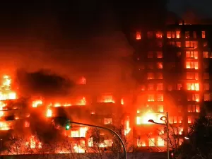 Incêndio em prédio residencial deixa ao menos 10 mortos na Espanha; vídeo