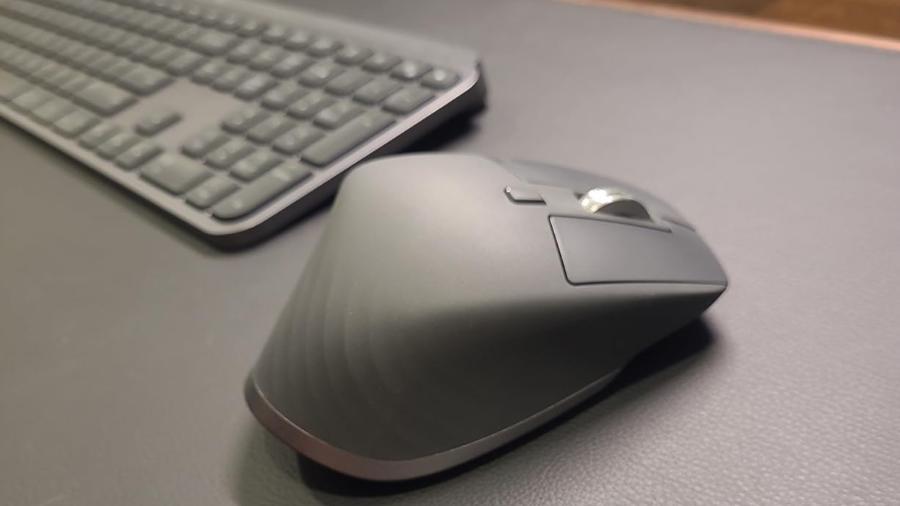 Mouse sem fio ergonômico da Logitech permite personalizações e promete uso silencioso