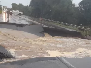 Chuvas no RS: Vídeos mostram pontes desabando e cidades tomadas pela água