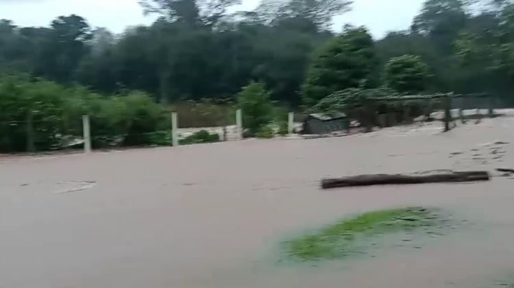 Quintal da casa de Ari José Bordignon, em Vespasiano Correa, no Rio Grande do Sul, durante enchente