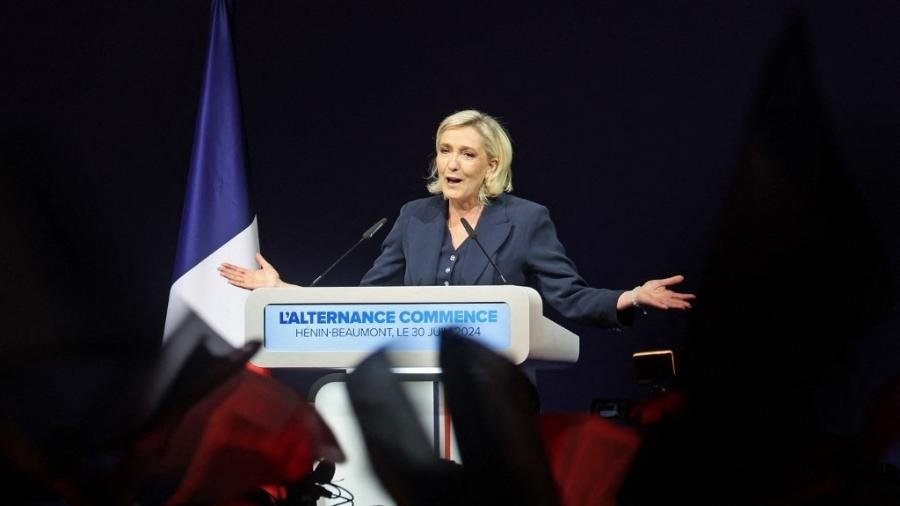 Marine Le Pen az discurso comentando os resultados do primeiro turno das eleições parlamentares em Henin-Beaumont, norte da França, em 30 de junho de 2024. -  François Lo Presti/AFP