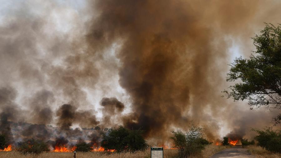 Ondas de fogo e fumaça depois que foguetes disparados do sul do Líbano atingiram áreas no norte de Israel em 4 de julho de 2024