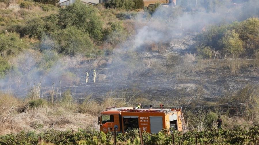 Os socorristas apagaram um incêndio na área de Lod, perto de Tel Aviv, no centro de Israel, em 15 de setembro de 2024 - MENAHEM KAHANA/AFP