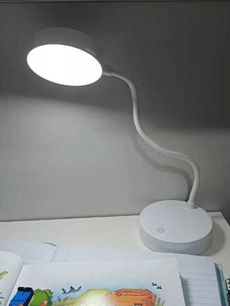 Luminária com luz LED é recarregável e possui haste flexível