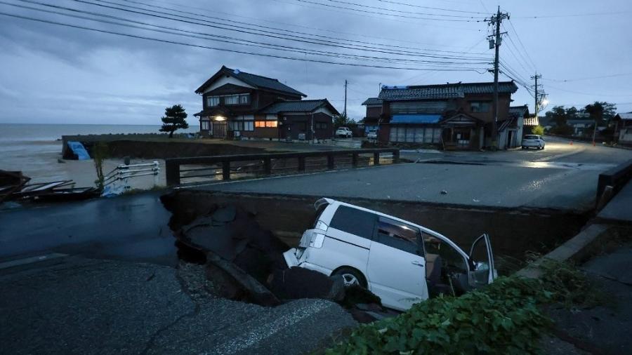 Carro fica preso em vala na cidade de Suzu, no Japão