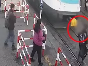 Homem é atingido na mão por trem após se distrair com o celular; veja vídeo