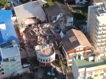 Hotel de 10 andares desaba na Argentina, 1 morre e bombeiros buscam vítimas