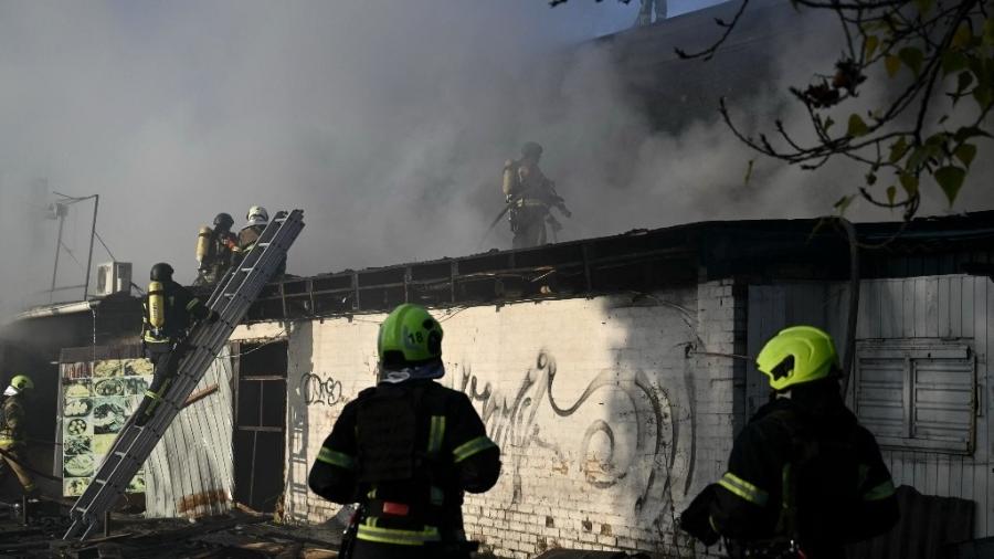 Equipes de resgate ucranianas trabalham para extinguir um incêndio em um prédio após um ataque de drones em Kiev em 7 de novembro de 2024