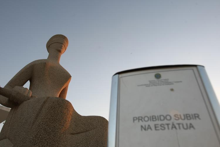 Foto de 2012 alerta ser proibido subir na estátua da Justiça