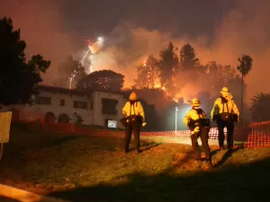 Quais eventos foram cancelados em virtude do incêndio em Los Angeles?