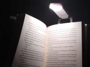 Por menos de R$ 35, esta luminária recarregável pode facilitar a leitura