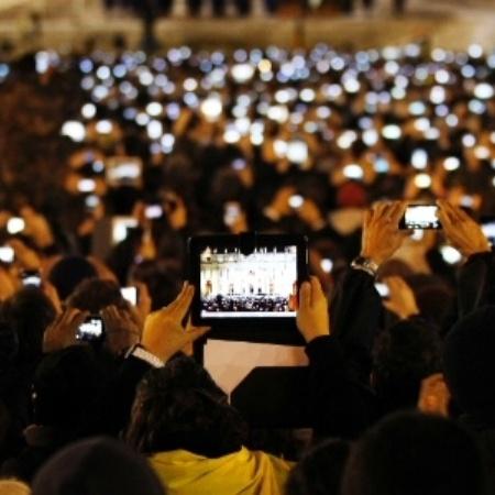 Católicos registram anúncio do papa Francisco como novo pontífice em 2013 Católicos registram anúncio do papa Francisco como novo pontífice em 2013