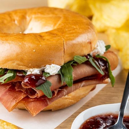 Bagel de presunto curado faz parte do brunch na loja da Splash em Portugal Bagel de presunto curado faz parte do brunch na loja da Splash em Portugal