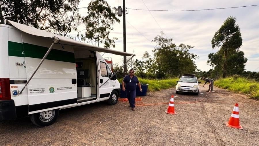 Barreira de desinfecção montada próxima da granja comercial foco da gripe aviária em Montenegro (RS) Barreira de desinfecção montada próxima da granja comercial foco da gripe aviária em Montenegro (RS)