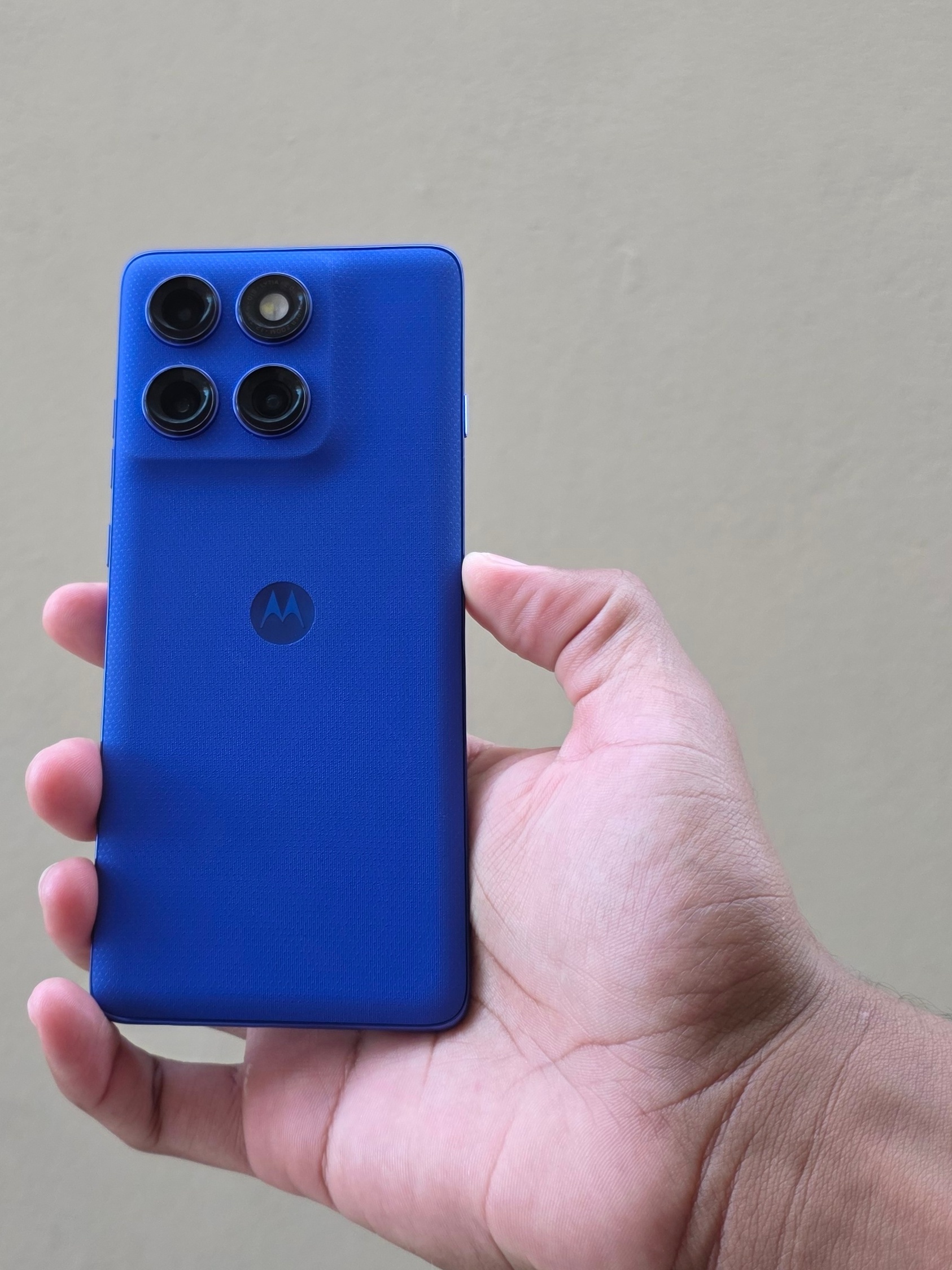 Bateria potente e muita IA: Moto Edge 60 Pro está com R$ 470 off