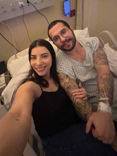 Vinicius e a namorada; ele passou três semanas internado