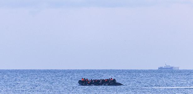 Barco com migrantes pega fogo no Canal da Mancha e 157 são resgatados