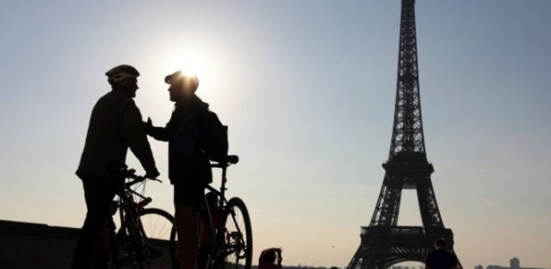 Ciclistas aproveitaram as ruas livres para circular pela capital francesa neste domingo - AFP