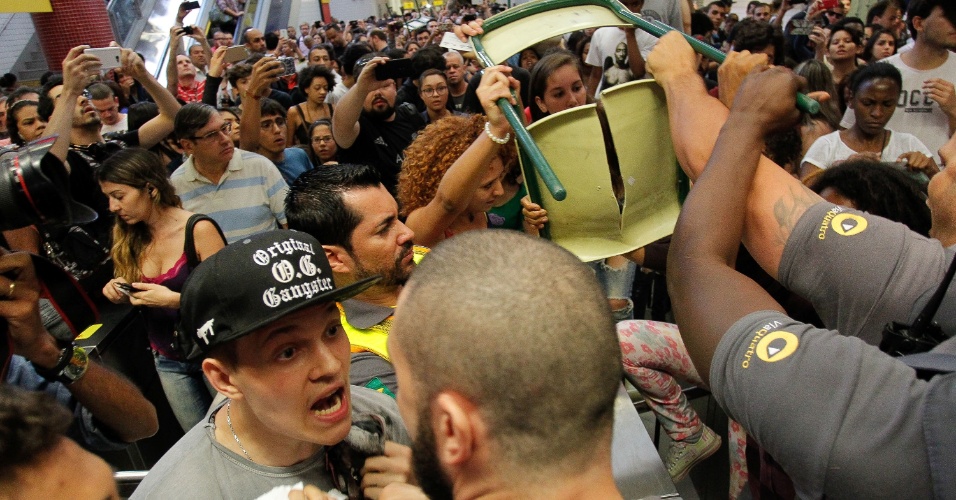 3.dez.2015 - A estação Butantã do metrô, na zona oeste de São Paulo, também foi palco de protestos de estudantes contra o fechamento de escolas para a reorganização da rede de ensino estadual